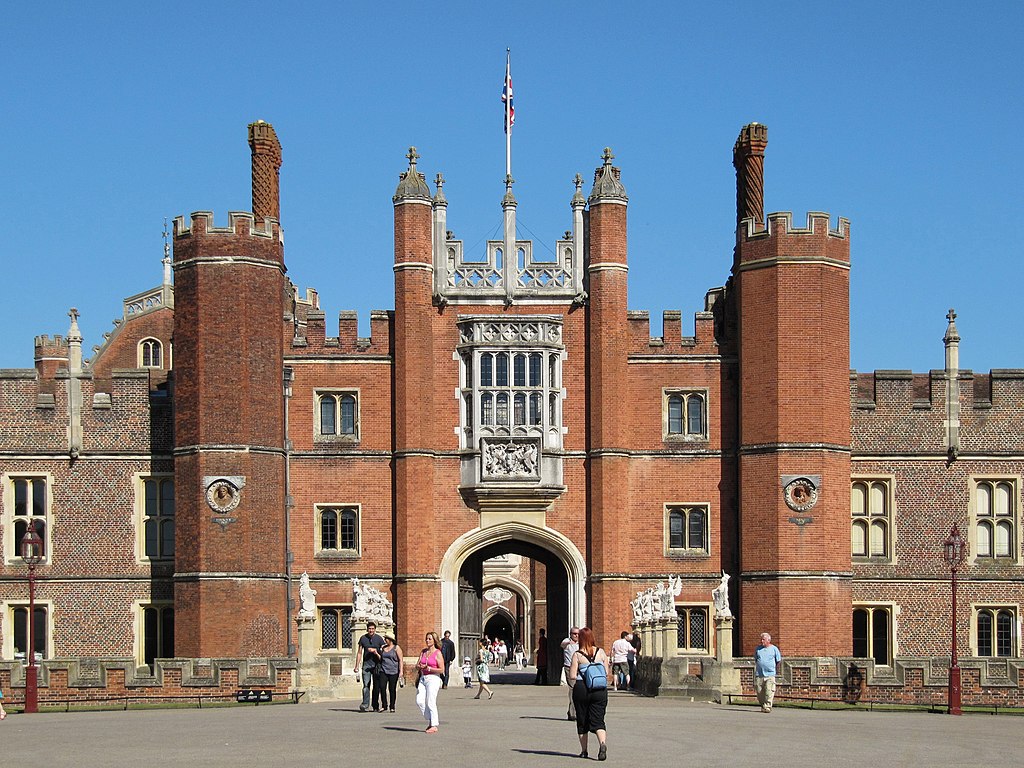 Hampton_Court_Palace.jpg